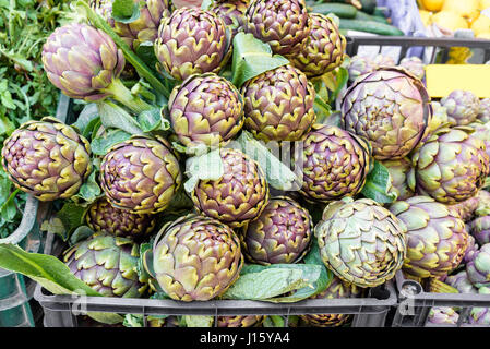 Carciofi per la vendita in un mercato degli agricoltori Foto Stock