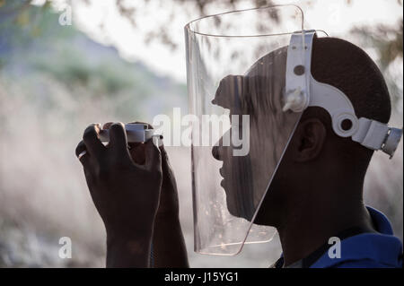 Un alone di fiducia topografico deminer una miniera campo di Cahora Bassa, Mozambico. Il paese è stato dichiarato libero dalle mine nel 2015 Foto Stock