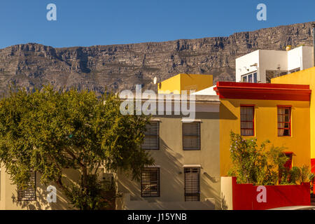 Dipinto luminosamente case in Bo Kaap o il Quartiere Malay zona di Cape Town, situato sulle pendici del Colle Signal sovrastato dal monte Table Foto Stock