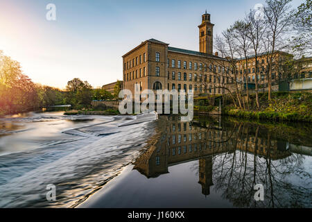 La mattina presto sunrise in Saltaire, Bradford, un sito Patrimonio Mondiale dell'UNESCO, ex casa di David Hockney Foto Stock