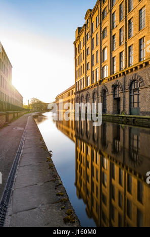 La mattina presto sunrise in Saltaire, Bradford, un sito Patrimonio Mondiale dell'UNESCO, ex casa di David Hockney Foto Stock