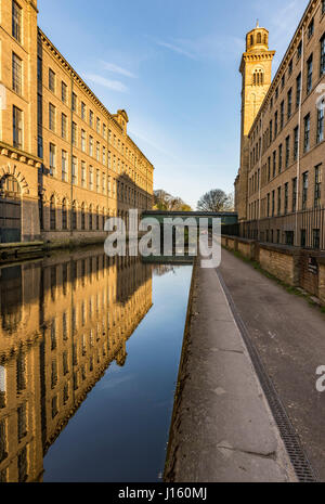 La mattina presto sunrise in Saltaire, Bradford, un sito Patrimonio Mondiale dell'UNESCO, ex casa di David Hockney Foto Stock