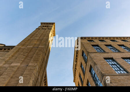 La mattina presto sunrise in Saltaire, Bradford, un sito Patrimonio Mondiale dell'UNESCO, ex casa di David Hockney Foto Stock