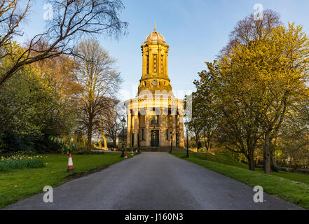 La mattina presto sunrise in Saltaire, Bradford, un sito Patrimonio Mondiale dell'UNESCO, ex casa di David Hockney Foto Stock