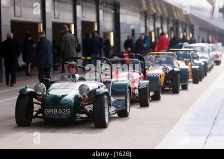 Un gruppo di classic Lotus 7 vetture sportive di prepararsi alla sfilata intorno alla pista, durante la Silverstone Classic Media Day, 2017 Foto Stock