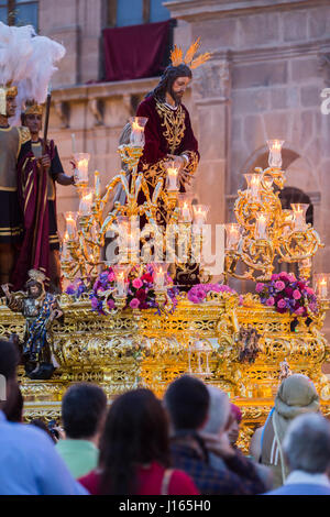 Linares, Spagna - 14 Aprile: la Fraternità della settimana santa chiamata in spagnolo ' apprensione di Gesù nell Orto degli Ulivi ' durante la cerimonia della sentenza di J Foto Stock