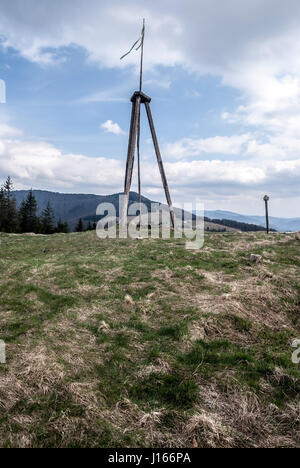 Mala czantoria hill con il prato di montagna e wielka czantoria montagna cresta sullo sfondo nella primavera di Slesia beskids montagne sopra di ustron resor Foto Stock