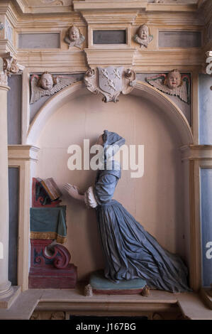 Donna che prega Regno Unito. Una chiesa in memoria di Anna Prowse eretta dal marito John Prowse dopo la sua morte nel 1668, sta leggendo da una bibbia. Chiesa di San Giovanni Battista, Axbridge Somerset, Inghilterra. 2017 2010 UK HOMER SYKES Foto Stock