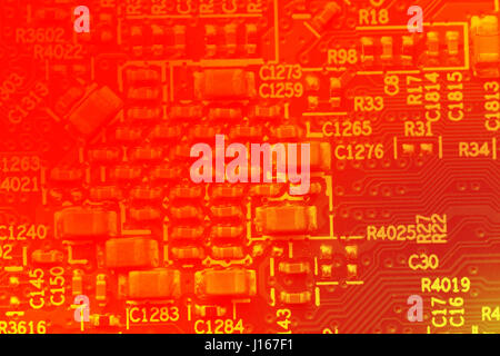 Abstract circuiti elettrici concetto per circuito stampato in rosso i colori. Bitcoin digitale Foto Stock