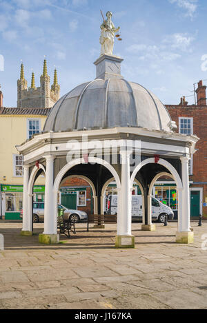 Bungay Suffolk REGNO UNITO, la cupola Buttercross georgiano edificio nel centro della piazza del mercato nel Suffolk città di Bungay, Inghilterra. Foto Stock