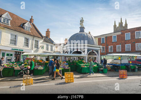 Market Town UK, vista del mercato settimanale che si svolge nel centro della città di Suffolk di Bungay, Anglia orientale, Inghilterra, Regno Unito Foto Stock