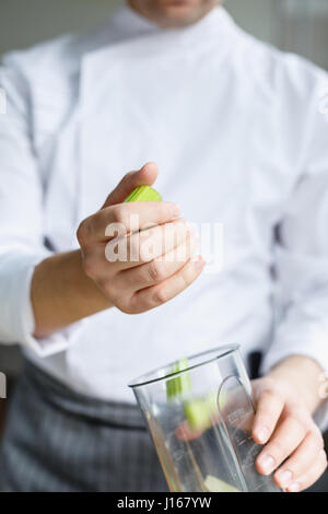 Raccolto di colpo senza volto della cucina dello chef Foto Stock