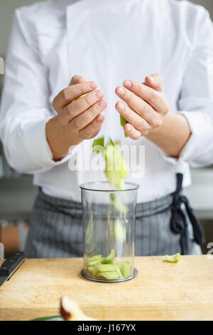 Raccolto di colpo senza volto della cucina dello chef Foto Stock