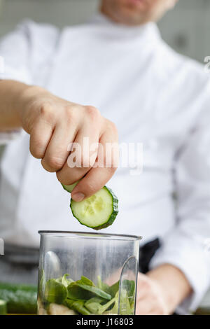 Raccolto di colpo senza volto della cucina dello chef Foto Stock