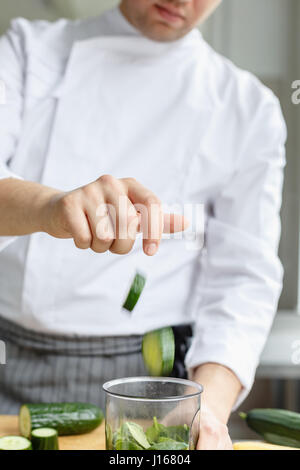 Raccolto di colpo senza volto della cucina dello chef Foto Stock