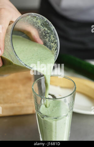 Colpo di raccolto del maschio frullato di colata Foto Stock