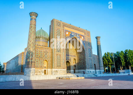 Samarcanda, Uzbekistan - 27 agosto: i visitatori di fronte Sher-Dor Madrasah in Samarcanda nel sole del pomeriggio. Agosto 2016 Foto Stock