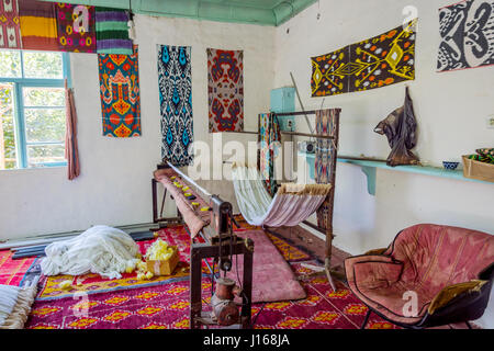 Telaio in officina per la lavorazione della seta la produzione del tessuto nei tradizionali modelli uzbeka, Uzbekistan Foto Stock