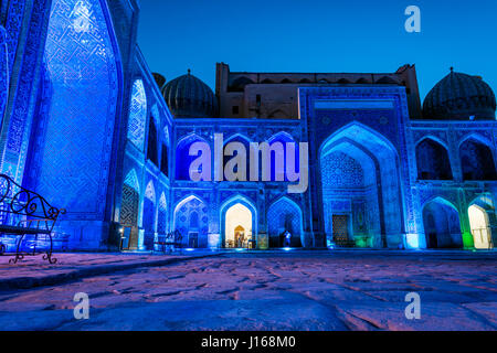 Colorato luminoso atrio di Sher-Dor Madrasah di notte, Samarcanda Registan, Uzbekistan Foto Stock