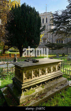 Una tomba nel cimitero di St Michaels chiesa, St Albans, Regno Unito Foto Stock