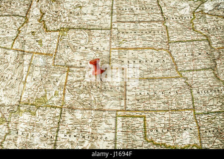 Pin di colore rosso sulla mappa del Midwest NEGLI STATI UNITI rivolti a Denver, in Colorado Foto Stock