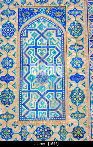 Mosaico di piastrelle blu patterns sulla parete di Samarcanda Registan, Uzbekistan Foto Stock