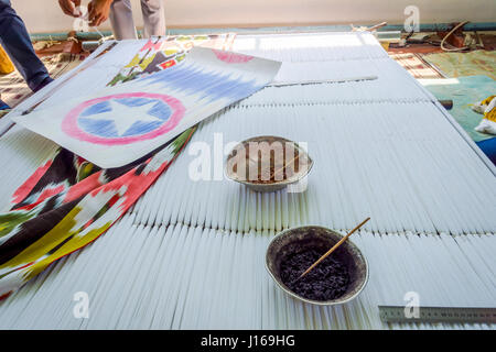 Workshop di morire di seta e la produzione di tessuti di seta con tradizionali motivi uzbeka, Uzbekistan Foto Stock