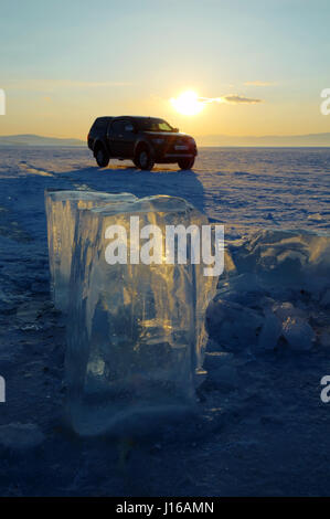 Lago Baikal, RUSSIA: una jeep esplora la superficie ghiacciata del lago. La molla può essere su di noi nel Regno Unito ma un pensiero di ricambio per l'Oriente che le immagini mostrano ancora il congelamento a temperature basse come meno sette gradi centigradi durante il giorno. Da esplorare pericoloso cercando le grotte di ghiaccio alla guida sulla parte superiore del mondo la più grande lago ghiacciato in volume, queste immagini mostrano come turisti russi può comunque avere un buon tempo nonostante le aspre condizioni. Fotografo Andrey Nekrasov (43) percorsa 3.000 miglia per raggiungere il Lago Baikal, che è ha uno sfalsamento di cinque volte più acqua che i grandi laghi del Nord Foto Stock