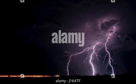 In Arizona, Stati Uniti d'America: fulmini oltre il deserto skyline. Un tecnico di hobby per una tempesta e ha portato a queste immagini esplosiva di un fulmine. Giant fulmini di può essere visto che colpisce il paesaggio dell'Arizona, che domina lo skyline. Le incredibili immagini mostrano l'impatto visivo del fulmine durante alcune delle più condizioni tempestose al rock del Nord America. Usa-nato tecnico, Steven Maguire (49) è un audace-Storm Chaser nel suo tempo libero - ed egli descrive le immagini che ha preso dei fulmini catturato in Arizona. Foto Stock