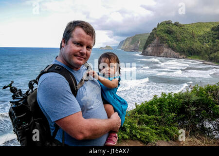 KALAPANA, HAWAII: Headshot del fotografo CJ Kale e sua figlia Jasmine. La LAVA VS meraviglie del cosmo come la Via Lattea e una shooting star vi lasceranno domandandosi che cosa è più impressionante. Incredibile fotografie mostrano il formidabile e raramente visto le forze della natura come il mare in tempesta, moonbows e temibili tramonti tutti in contrasto con quella della Terra le più potenti forze - il flusso di lava. Le riprese mostrano la lava scorre da Hawaii vulcano Kilauea versando in un tumultuoso mare contro uno sfondo di La notte del cielo. Hawaiian fotografo CJ Kale (38) ha spiegato i pericoli di venire entro pollici Foto Stock