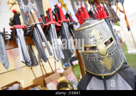 Cracovia in Polonia. Xviii Apr, 2017. Persone hanno assistito al festival Rekawka a Cracovia il Tumulo. Rekawka Festival è Cracovian tradizione di Pasqua si celebra il martedì dopo la Domenica di Pasqua), radici nei riti pagani di primavera, particolarmente Dziady (AVI) - un pre-tradizione cristiana di communing con i morti, che sono stati pensati per essere i custodi della fertilità e della riproduzione. Credito: Omar Marques/Pacific Press/Alamy Live News Foto Stock