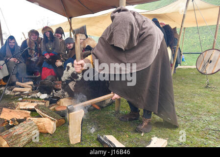 Cracovia in Polonia. Xviii Apr, 2017. Persone hanno assistito al festival Rekawka a Cracovia il Tumulo. Rekawka Festival è Cracovian tradizione di Pasqua si celebra il martedì dopo la Domenica di Pasqua), radici nei riti pagani di primavera, particolarmente Dziady (AVI) - un pre-tradizione cristiana di communing con i morti, che sono stati pensati per essere i custodi della fertilità e della riproduzione. Credito: Omar Marques/Pacific Press/Alamy Live News Foto Stock