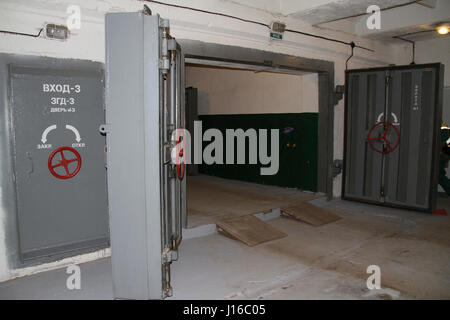 Mosca, Russia: all'interno delle porte blast che dovrebbe proteggere i residenti da un attacco nucleare. Vi siete mai chiesti dove russi avrebbe andare se abbiamo lasciato cadere le bombe nucleari su di loro? Grazie alle immagini fornite da una mosca lavoratore edile, noi in Occidente è ora in grado di vedere la fosca 650-piedi benvenuto sotterraneo che 2.700 cittadini russi avrebbero ricevuto se la guerra nucleare è diventata realtà. Il solo problema è il bunker di potere ed approvvigionamenti di acqua sarebbe fallito dopo appena due giorni, lasciando i rifugiati con nessuna scelta ma ad avventurarsi nella devastazione nucleare la loro città sarebbe diventato. Pur essendo lontano dal lusso ma Foto Stock