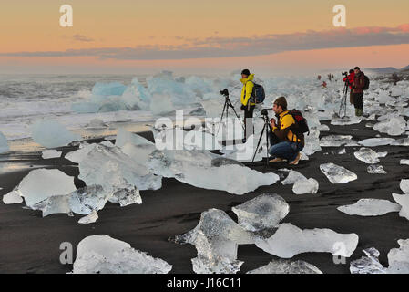 VATNAJOKULL, Islanda: Fotografi britannici presso la spiaggia di ghiaccio a Jokulsarlon. Un fotografo inglese può aiutare ad esplorare il 1000-anno vecchio 400-piede cristallo lungo la grotta di ghiaccio a meno di £2K. Le immagini mostrano come un team britannico di natura fotografi esplorato la 25-piede alta incontaminate grotta di ghiaccio sotto l'Islanda ghiacciaio Vatnajokull, che luccica con tutto il gelido gloria di un vero wintery underworld. Altre immagini mostrano il team britannico a Breiðamerkursandur, la spiaggia di ghiaccio a Jokulsarlon, dove mini-iceberg sono lavati fino alla riva. COPYRIGHT: MARK ANDREAS JONES / MEDIA MONDO DEL TAMBURO Foto Stock