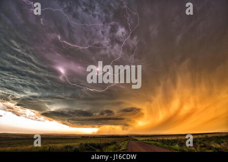 NABRASKA, USA: un insegnante ha braved la morte in un ossessivo bid per documentare la nascita e la morte della natura è drammatico supercell temporali. Con l'atmosfera scoppiettante con tensione, foto mostrano come questa tempesta è venuto vivo con esplosioni di mortale di lampo prima di questo coraggioso stormchaser amatoriale è stato in grado di fare la sua fuga e cattura la calma cielo blu e raggi solari che emergono da dietro una volta che-arrabbiato nuvole. Le foto sono state scattate nella grande pianura di America's Midwest dalla alta scuola di insegnante di chimica Mark Rosengarten (48) che ha dedicato dieci anni della sua vita a caccia e documentare drammatico Foto Stock