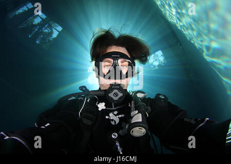 VIEKKOLA, Finlandia meridionale: Markku Petteri Viljakainen. Immergendosi nelle profondità del mare blu profondo foto mostrano come questo diving dentista è la ricerca per la ultimate selfie subacquea. In posa accanto a un squalo balena queste immagini umoristiche dimostrano che vi è mai un cattivo tempo per uno scatto veloce di te stesso con una 20-tonnellata sea-bestia. Altre foto mostrano i subacquei in alcune delle più incredibili sfondi, dalle immersioni subacquee con un squalo blu nelle Azzorre per esplorare una profonda piscina in Veikkola, Finalnd. Dentista finlandese Markku Petteri Viljakainen (37), è immerso in tutto il mondo ad acquisire e condividere la sua amazi Foto Stock