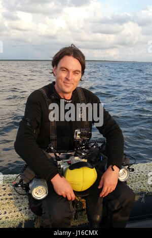 SAAREBMAA, MAR BALTICO: Markku Petteri Viljakainen headshot. Immergendosi nelle profondità del mare blu profondo foto mostrano come questo diving dentista è la ricerca per la ultimate selfie subacquea. In posa accanto a un squalo balena queste immagini umoristiche dimostrano che vi è mai un cattivo tempo per uno scatto veloce di te stesso con una 20-tonnellata sea-bestia. Altre foto mostrano i subacquei in alcune delle più incredibili sfondi, dalle immersioni subacquee con un squalo blu nelle Azzorre per esplorare una profonda piscina in Veikkola, Finalnd. Dentista finlandese Markku Petteri Viljakainen (37), è immerso in tutto il mondo ad acquisire e condividere il suo un Foto Stock