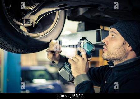 Uomo meccanico al lavoro Foto Stock