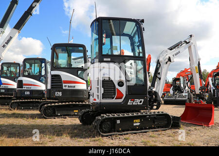 Hyvinkää, Finlandia - 11 settembre 2015: lineup di mini-escavatori Bobcat con E20 sulla parte anteriore del display a MAXPO 2015. Foto Stock