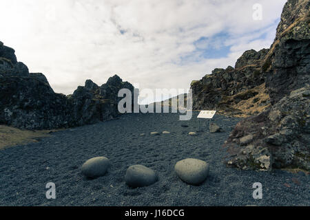 Formazioni di lava sul Djúpalónssandur spiaggia di sabbia nera di Snaefellsnes (Snaefellsnes) penisola, western Islanda Foto Stock