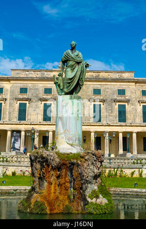 Statua di Frederick Adam, Palaia Anaktora, Palazzo Vecchio Palazzo di San Michele e San Giorgio, citta di Corfu, Grecia Foto Stock