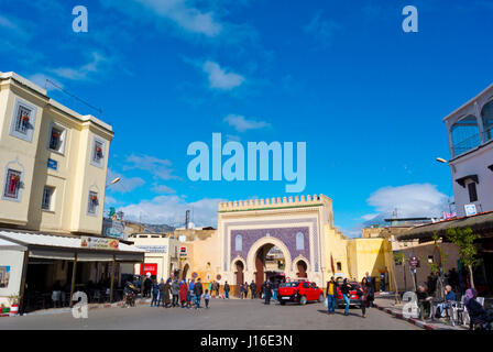 Strada di fronte a Bab Bou Jeloud gate, Batha, la Medina di Fez, Marocco, Africa Foto Stock