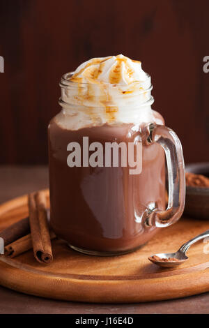 Cioccolata calda con panna caramello in mason jar Foto Stock