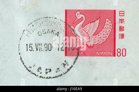 GOMEL, Bielorussia, 18 aprile 2017. Timbro stampato in Giappone mostra immagine del pavone, circa 1990. Foto Stock