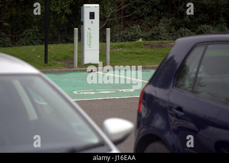 Electric Car Charger point con simboli e segni Siemens caricatore del veicolo elettrico Glasgow Foto Stock