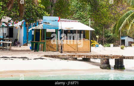 A lato della spiaggia Shack dal jetty di Souvenir e gite in barca: Salt Whistle Bay, Mayreau, Saint Vincent e Grenadine. Foto Stock