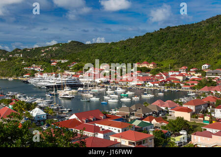 Barche affollano la marina in Gustavia, St Barths, French West Indies Foto Stock