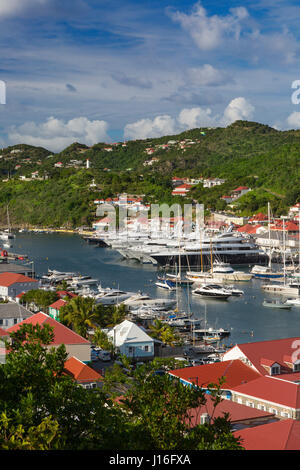 Barche affollano la marina in Gustavia, St Barths, French West Indies Foto Stock