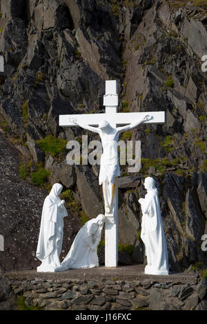 Crocifisso santuario sulla testa Slea drive, penisola di Dingle, nella contea di Kerry, Repubblica di Irlanda Foto Stock