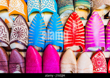 Pantofole e impilati in vendita in un negozio nella medina di Fez, Marocco, Africa del Nord Foto Stock